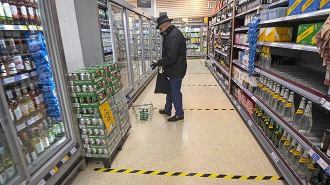 _111457215_shopperlinesonfloorgetty