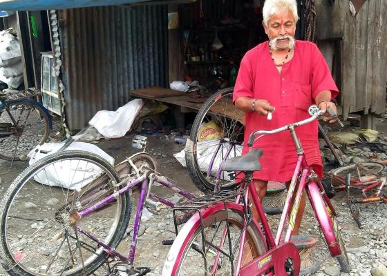 साइकल मर्मतमै ३७ वर्ष बिताएका भक्तबहादुरको कथा