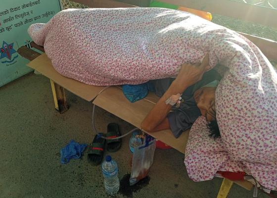 फोक्सोको अप्रेशन गरेका विरामी वीर अस्पतालबाट निकालिएपछि रातभर खुल्ला आकाशमुनी( भिडियो सहित)