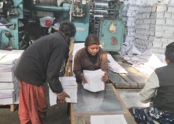 प्रधानमन्त्री प्रचण्डको चासोपछि समयमै पाउने भए विद्यार्थीले पुस्तक