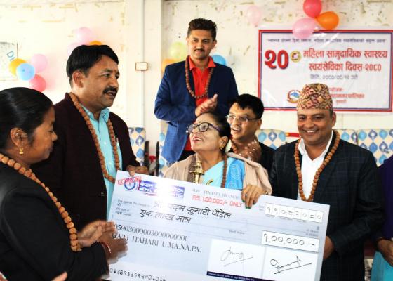 इटहरी उपमहानगरले महिला स्वास्थ्य स्वयंसेविकालाई १ लाख नगद सहित गर्यो बिदाइ 