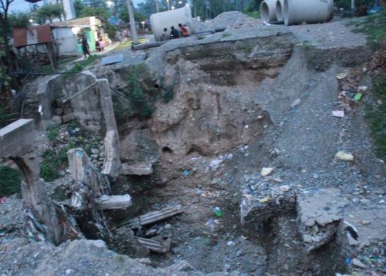 धरान हरियालीका स्थानीय जोखिमयुक्त यात्रा गर्न बाध्य 