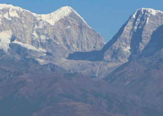 जलवायु परिर्वतनको गम्भिर असरः  सोलुका सेताम्य हिमालको आधा भाग कालो चट्टानजस्तो