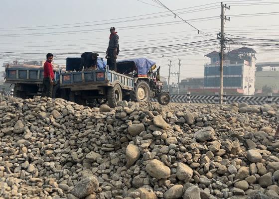  धरानको ढुङ्गा चोरेर इटहरीमा खुलेआम स्टक गरी बिक्री