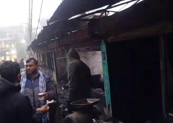 इटहरीको आइतबारेमा रहेको सब्जीमन्डीमा आगलागी, पाँचवटा पसल जलेर ध्वस्त