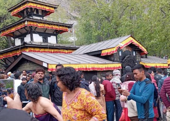 वर्षायाममा पहिलो पटक मुक्तिनाथमा एकै दिन आठ हेलिकप्टर उडान वर्षायाममा पहिलो पटक मुक्तिनाथमा एकै दिन आठ हेलिकप्टर उडान