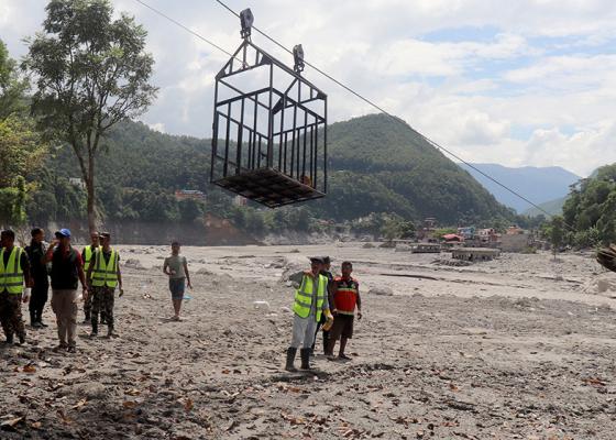 बाढी प्रभावित बस्ती जोड्न धमाधम तुइन निर्माण गरिँदै बाढी प्रभावित बस्ती जोड्न धमाधम तुइन निर्माण गरिँदै