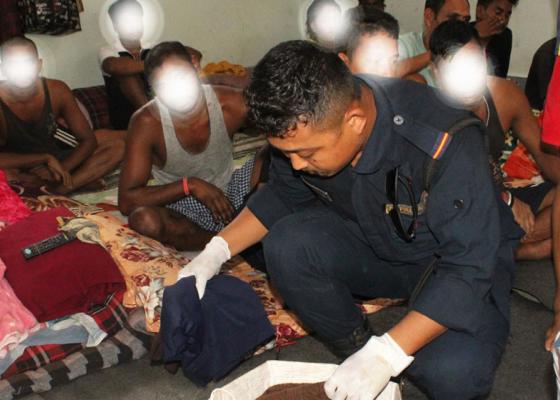 मोरङ कारागारभित्र भेटियो १० लाख नगद, मोबाइल र फलामे रड, सुरक्षा संयन्त्रमै गम्भीर प्रश्न मोरङ कारागारभित्र भेटियो १० लाख नगद, मोबाइल र फलामे रड, सुरक्षा संयन्त्रमै गम्भीर प्रश्न