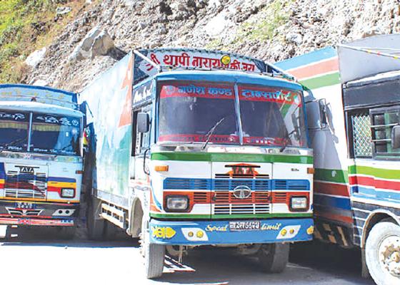 चीनतिरै अड्किए दसैँका सामान, व्यवसायी तनावमा