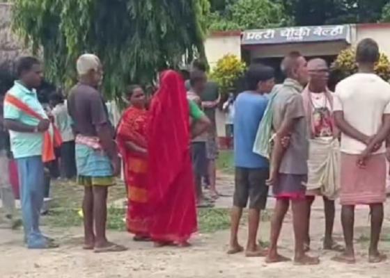 सप्तरीमा घरबाटै युवक अपहरण भएको भन्दै प्रहरी चौकी घेराउ सप्तरीमा घरबाटै युवक अपहरण भएको भन्दै प्रहरी चौकी घेराउ