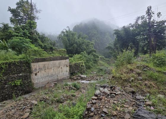 धरान देवीगाउँको लेदुवा खोलाको पुल सात वर्षदेखि अधुरै