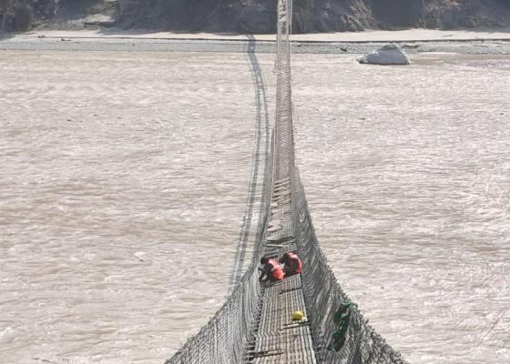 बाढीले क्षतिग्रस्त झोलुंगे पुलहरूको मर्मत कार्य जारी बाढीले क्षतिग्रस्त झोलुंगे पुलहरूको मर्मत कार्य जारी