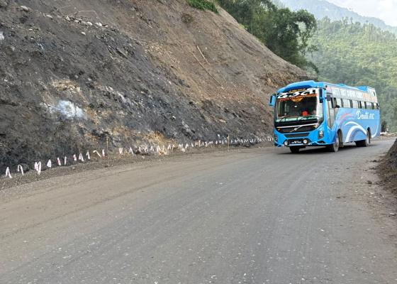 अठार दिनपछि कृष्णभिरको सडकमा दुईतर्फी यातायात सेवा सञ्चालन अठार दिनपछि कृष्णभिरको सडकमा दुईतर्फी यातायात सेवा सञ्चालन