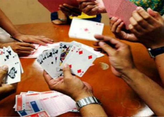 इटहरीमा  जुवाको खालमा प्रहरीको छापा, ३ लाख ७१ हजार रुपैयाँसहित पाँच जना पक्राउ