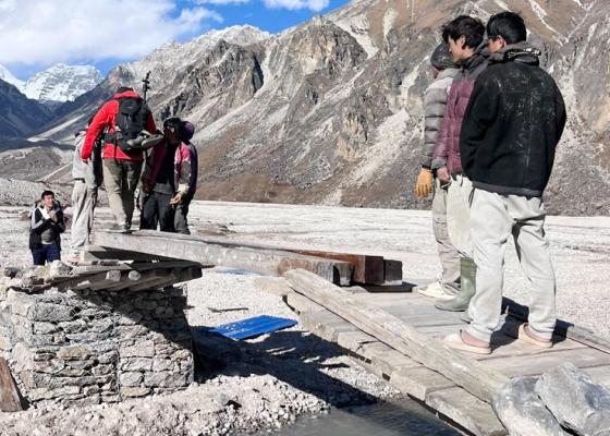 कञ्चनजङ्घा क्षेत्रको लोनाक खोलामा  काठेपुल निर्माण गरेपछि पर्यटकलाई आउजाउ गर्न सहज
